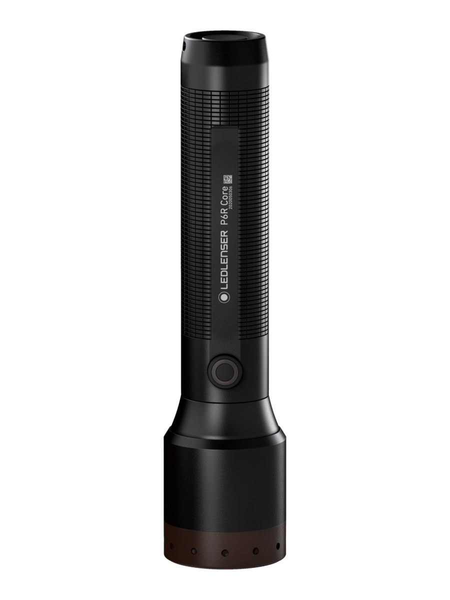 Ledlenser P6R Core postavená kolmo, pohľad na jediný okrúhly spínač a potlač s názvom modelu na tele