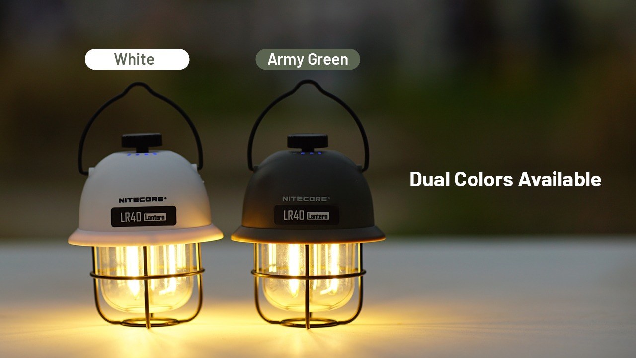 Nitecore LR40 v dvoch farebných prevedeniach — biela a army green verzia kempingového lampáša vedľa seba