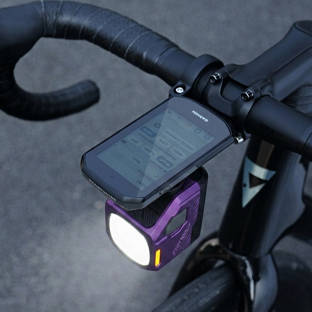 Magicshine EVO 1700 UT prepojené cez ANT+ s cyklopočítačom Garmin Edge, na displeji je otvorené menu ovládania svetla