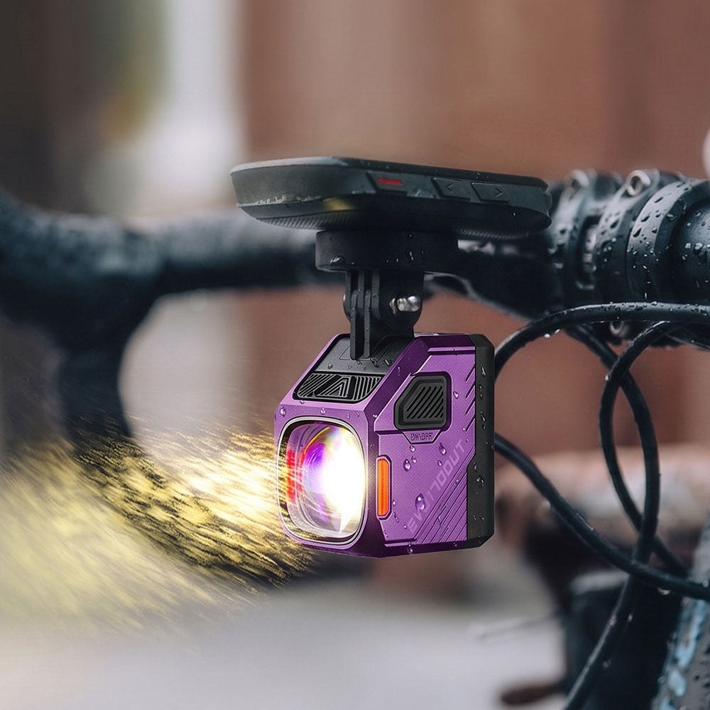 Magicshine EVO 1700 UT s krytím IPX6 svieti v hustom daždi, kvapky stekajú po tele svetla aj po riadidlách