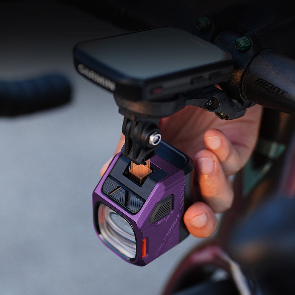 Magicshine EVO 1700 UT sa magnetickým systémom MagicLock nasadzuje pod predsadený držiak Garmin jednou rukou