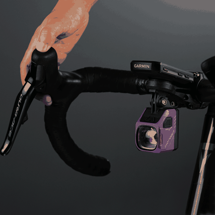 Magicshine EVO 1700 UT sa rozsvieti stlačením radiacej páčky Shimano Di2, ruky zostávajú na riadidlách