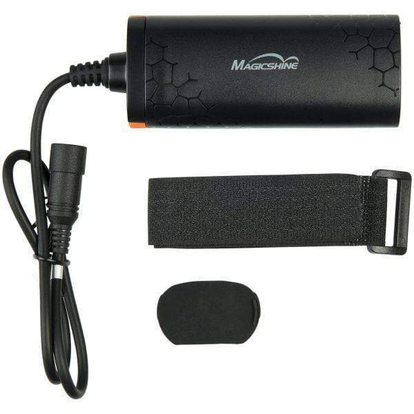 Magicshine MJ-6112 battery pack na fotke výrobcu s napájacím káblom, sťahovacím pásom a silikónovou krytkou