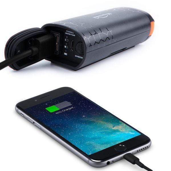 Magicshine MJ-6112 battery pack s odklopenou krytkou, USB výstup s indikátorom POWER MONITOR a nabíjaný telefón