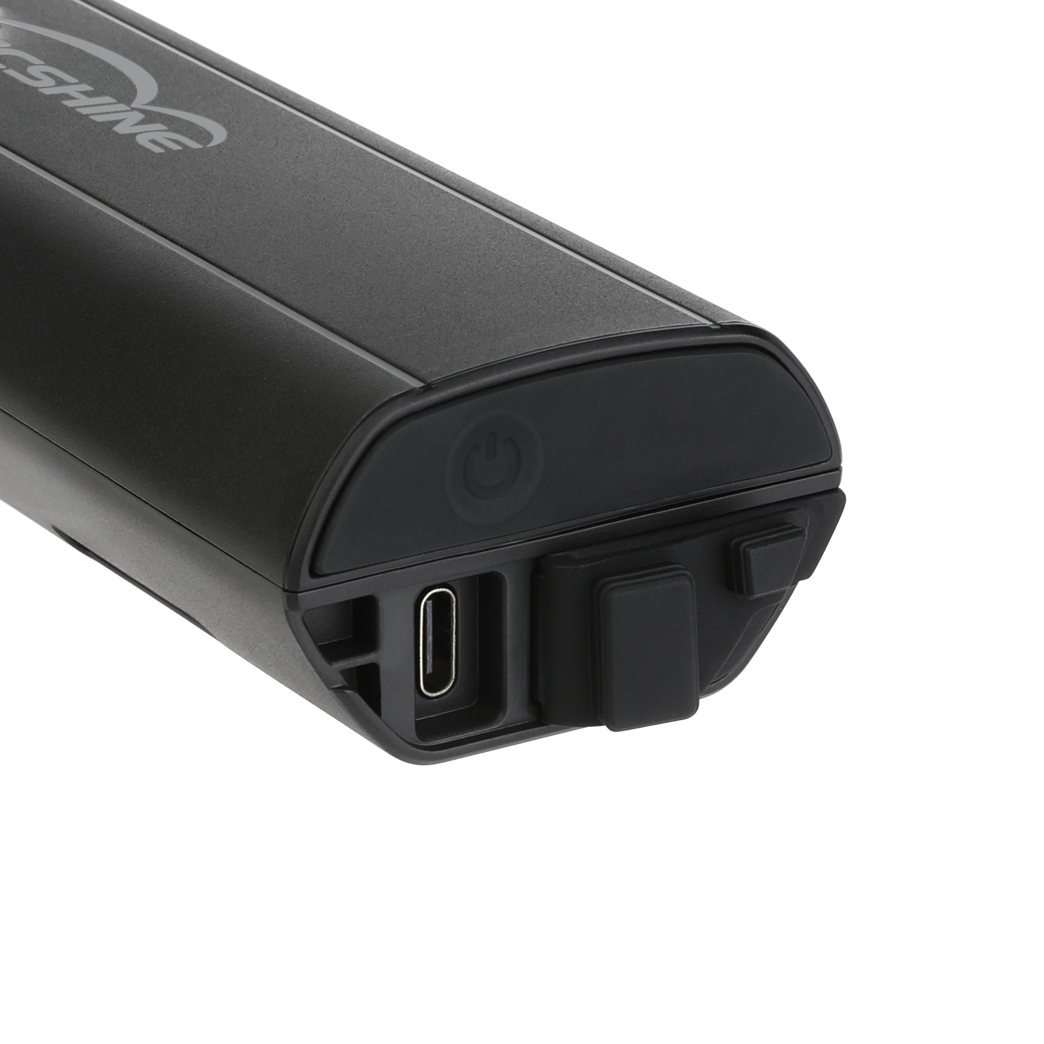 Port USB-C na čele packu Magicshine MJ-6118 V2.0 pod odklopenou gumenou krytkou, nabíjanie aj powerbanka