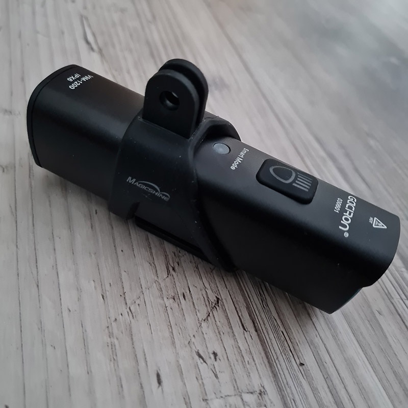 Magicshine MJ-6500 silikónový držiak nasadený na cyklosvietidle Gaciron V9M-1200 v podvese