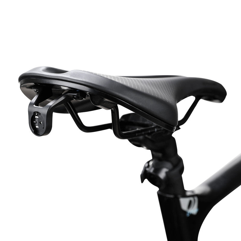 Držiak Magicshine MJ-6506 priskrutkovaný zospodu na sedle Specialized, prázdny štvrťotáčkový úchyt smeruje dozadu