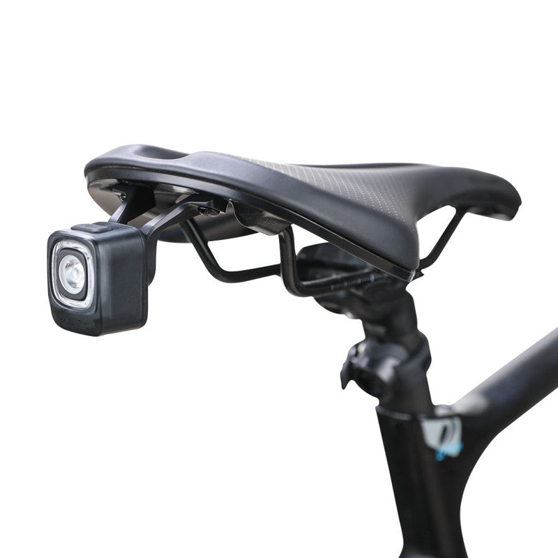 Zadné svetlo Magicshine SEEMEE nasadené na držiaku MJ-6506 za sedlom Specialized, pohľad zboku