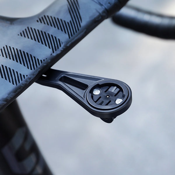 Magicshine MJ-6536 MAA AERO namontovaný na aero riadidlách, pohľad zozadu na prázdnu pätku Garmin