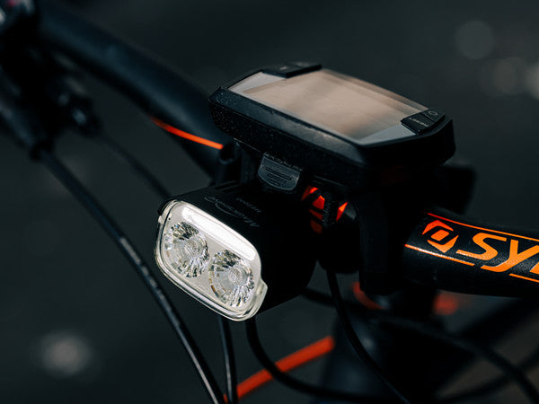 Detail dvojice LED a denného svietenia svetla Magicshine ME 2000 pod cyklopočítačom
