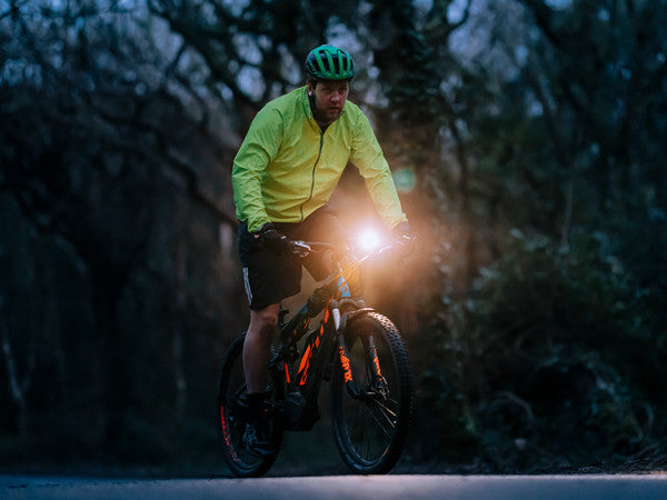 Elektrobicykel so svetlom Magicshine ME 2000 na nočnej ceste, pohľad spredu na rozsvietený reflektor