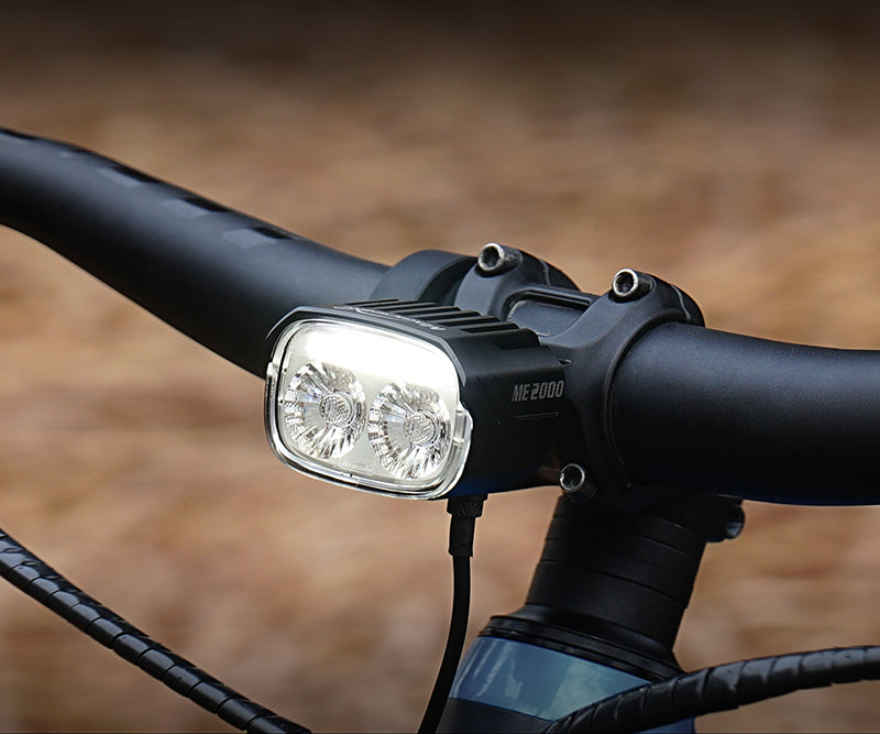 Denné svietenie DRL na svetle Magicshine ME 2000 V2.0 na riadidlách elektrobicykla za dňa