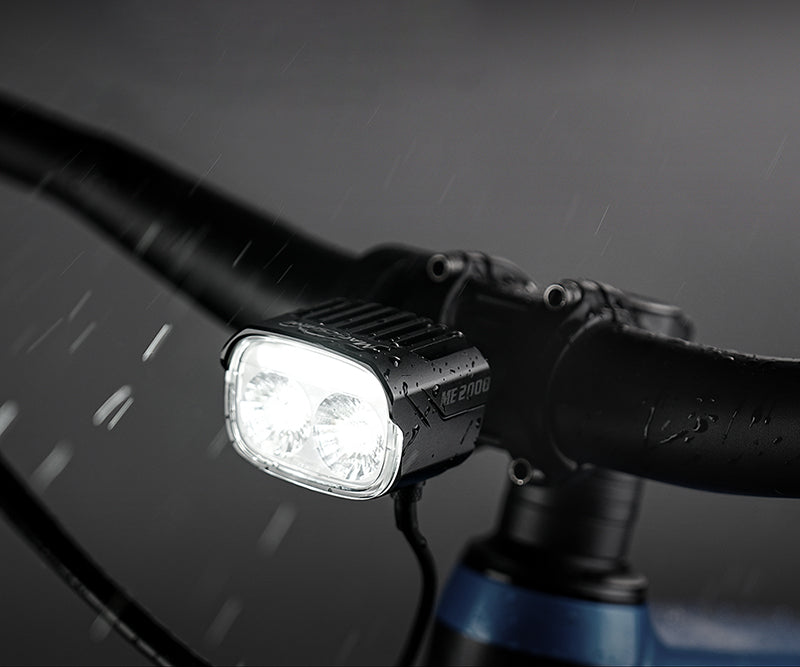 Svetlo Magicshine ME 2000 V2.0 s krytím IPX6 na riadidlách bicykla v silnom daždi