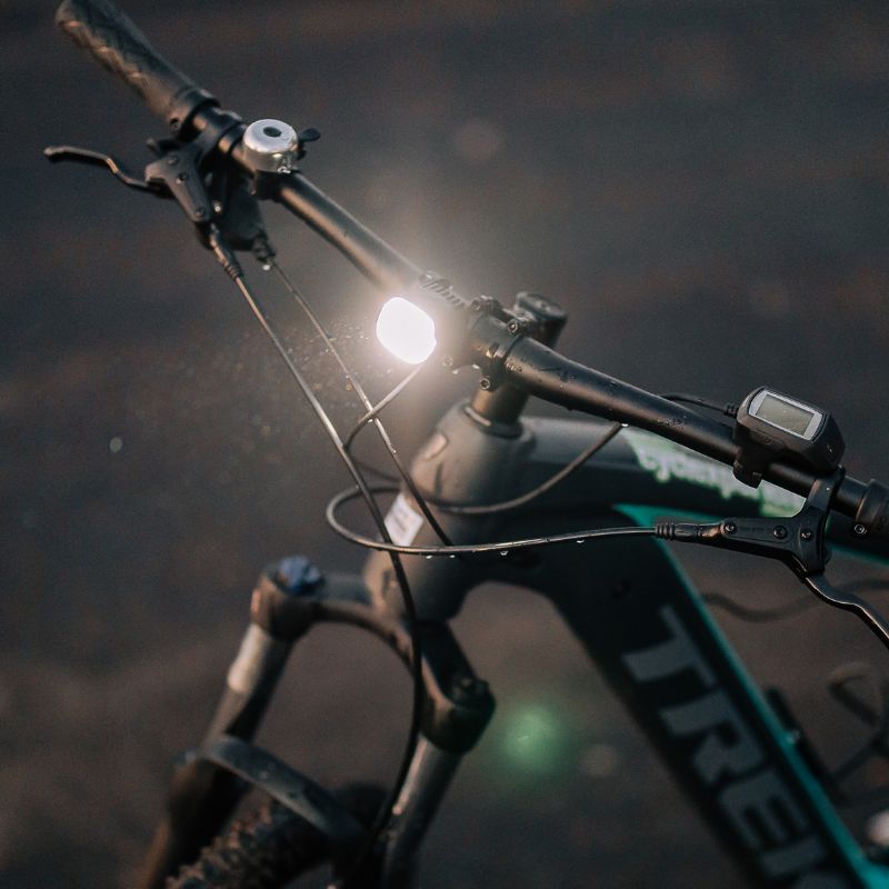 Svetlo Magicshine ME StVZO 100LUX svieti za tmy na riadidlách elektrobicykla Trek v mokrom počasí