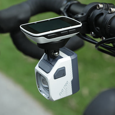 Magicshine MJ-6538 na riadidlách bicykla s cyklopočítačom navrchu a svetlom EVO 1700 zospodu