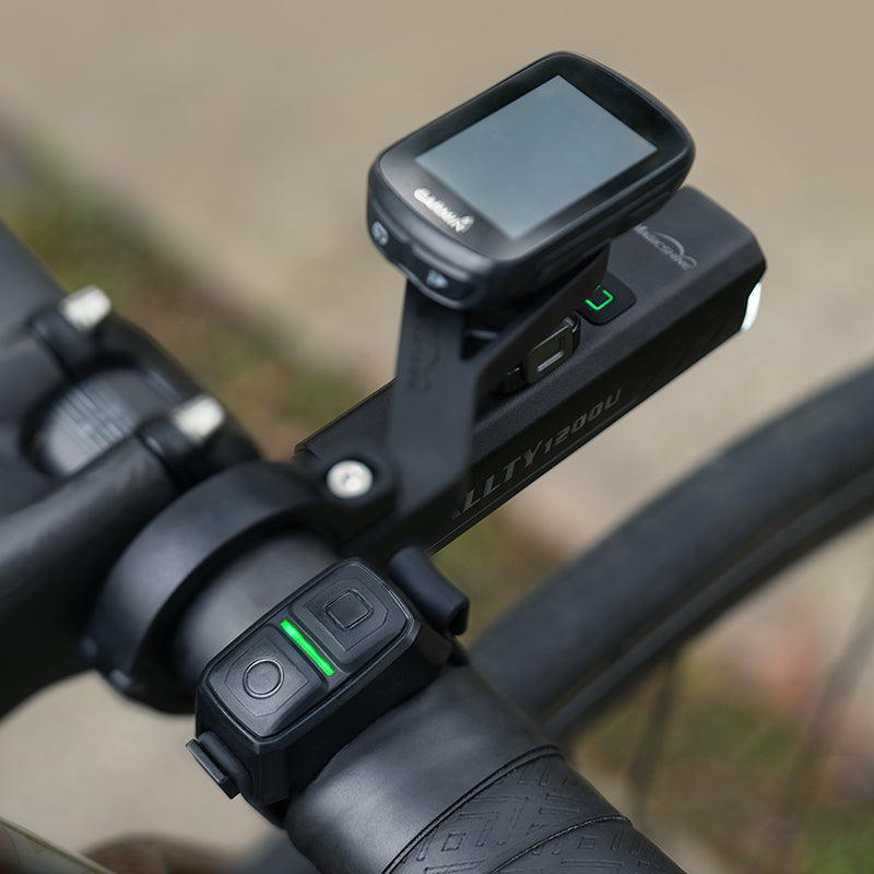 Magicshine MJ-6558 na riadidlách pod predsadeným držiakom s cyklopočítačom Garmin a predným svetlom Magicshine