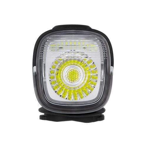 Magicshine MJ-900S zblízka spredu — hlavná LED v strede optiky a nad ňou vodorovná mriežka denného svetla DRL