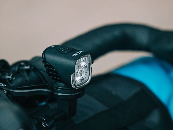 Magicshine MJ-900S nasadené na zahnutých riadidlách cestného bicykla &mdash; detail tela s chladiacimi rebrami