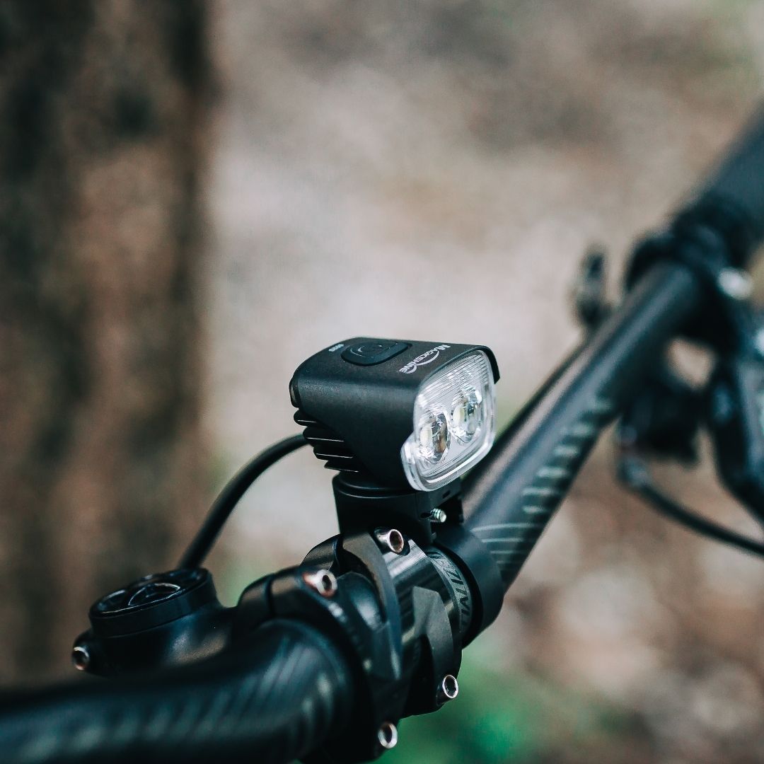 Magicshine MJ-902S na riadidlách horského bicykla, napájací kábel vedie od svetla dozadu