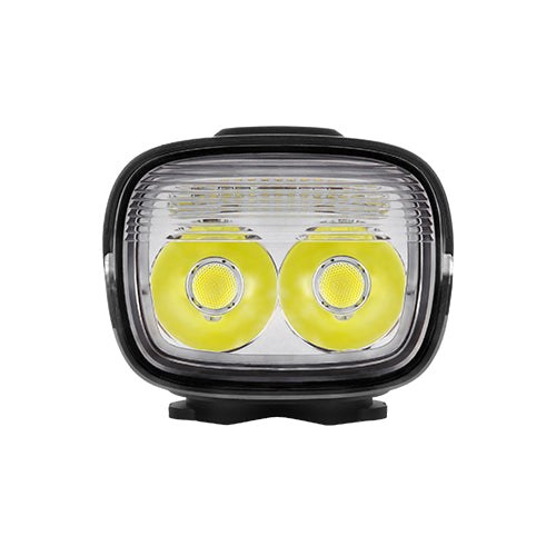 Magicshine MJ-906S spredu &mdash; dve hlavné LED, nad nimi vodorovný pás denného svetla a po bokoch zvislé okienka bočného svietenia