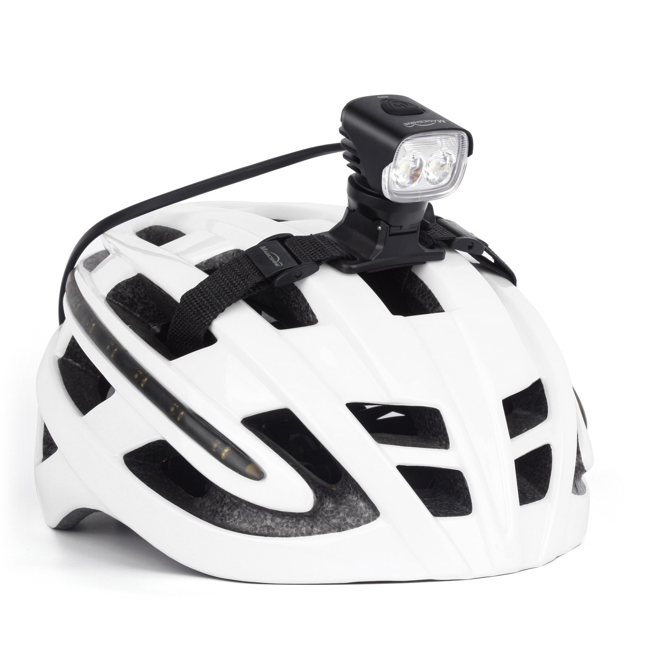 Magicshine MJ-906S pripevnené na bielej cyklistickej prilbe pomocou úchytu GoPro, napájací kábel vedie dozadu