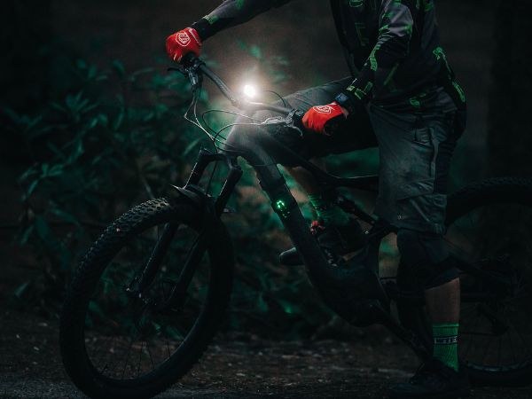 Magicshine MJ-906S svieti potme z riadidiel elektrobicykla, na spodnej rámovej rúrke svieti zelený indikátor pohonu