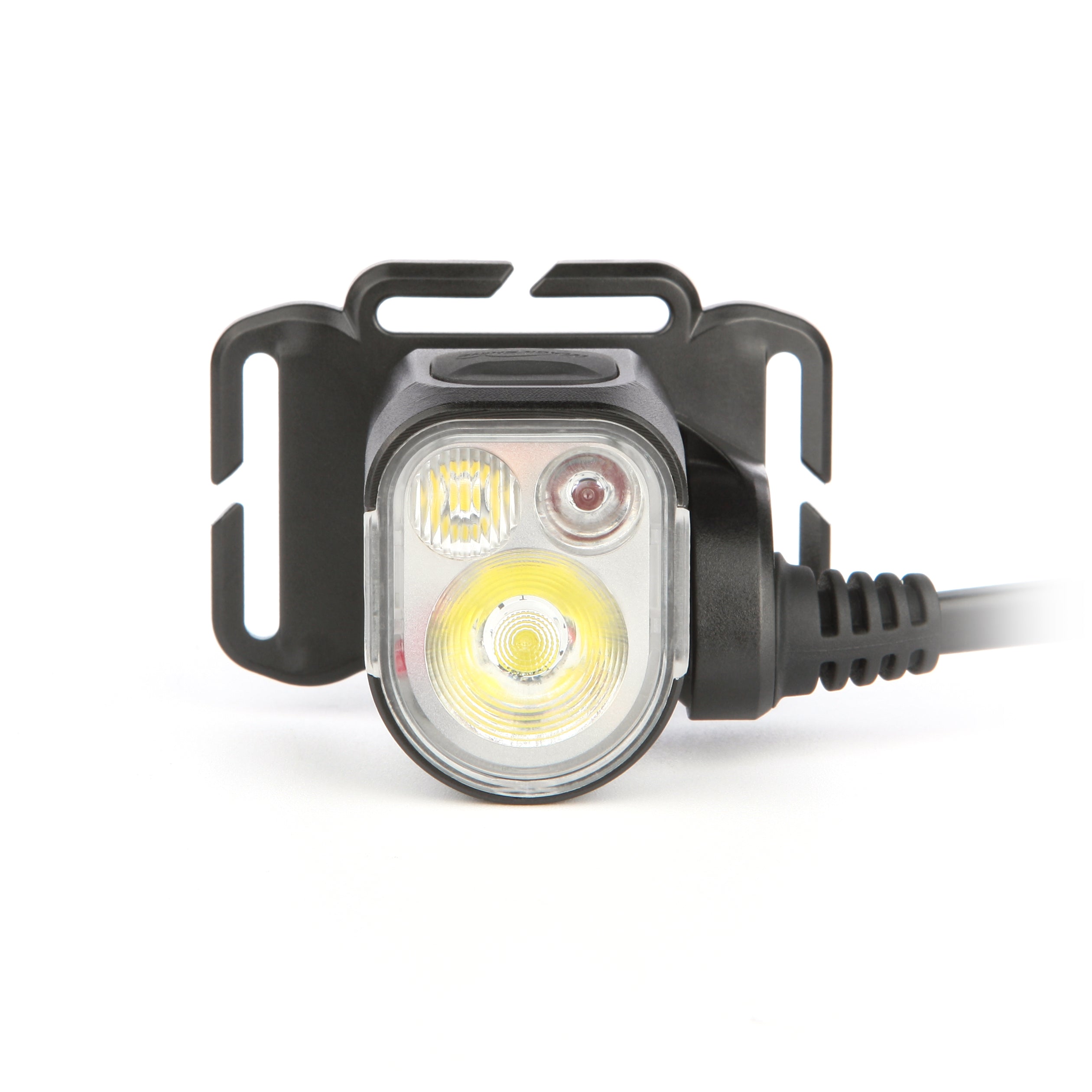 Detail hlavy Magicshine MOH 35 zblízka &mdash; veľký biely spot dole, hranatá rozptylová LED vľavo hore a malá červená LED vpravo