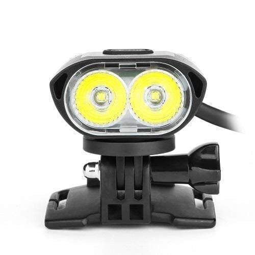 Rozsvietená hlava Magicshine MOH 55 PRO zblízka &mdash; dve LED CREE XHP50.2 a základňa GoPro