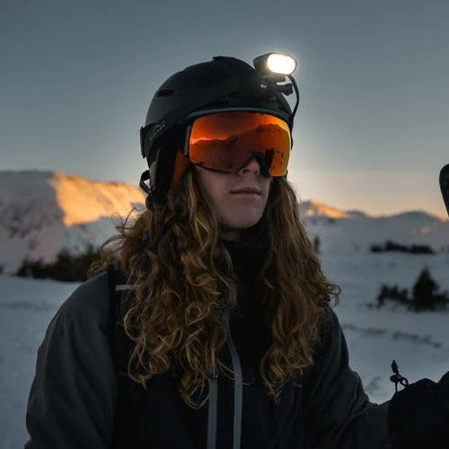 Magicshine MOH 55 PRO na lyžiarskej helme za súmraku v zasnežených horách &mdash; čelovka na skialp