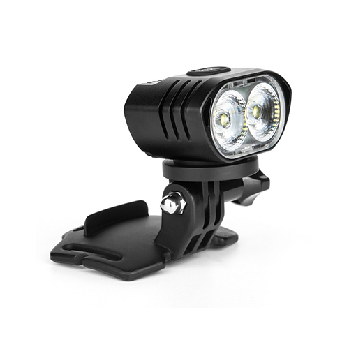 Magicshine MOH 55 PRO z boku &mdash; ovládacie tlačidlo na vrchu tela a otočná základňa GoPro na helmu