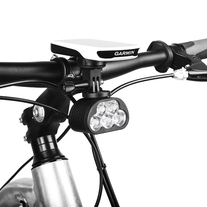 Magicshine MONTEER 5000S zavesené pod cyklopočítačom Garmin na predsadenom držiaku nad riadidlami