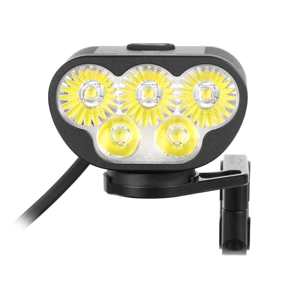 Magicshine Monteer 6500S V2.0 spredu so všetkými piatimi rozsvietenými LED &mdash; tri veľké šošovky hore a dve menšie dole