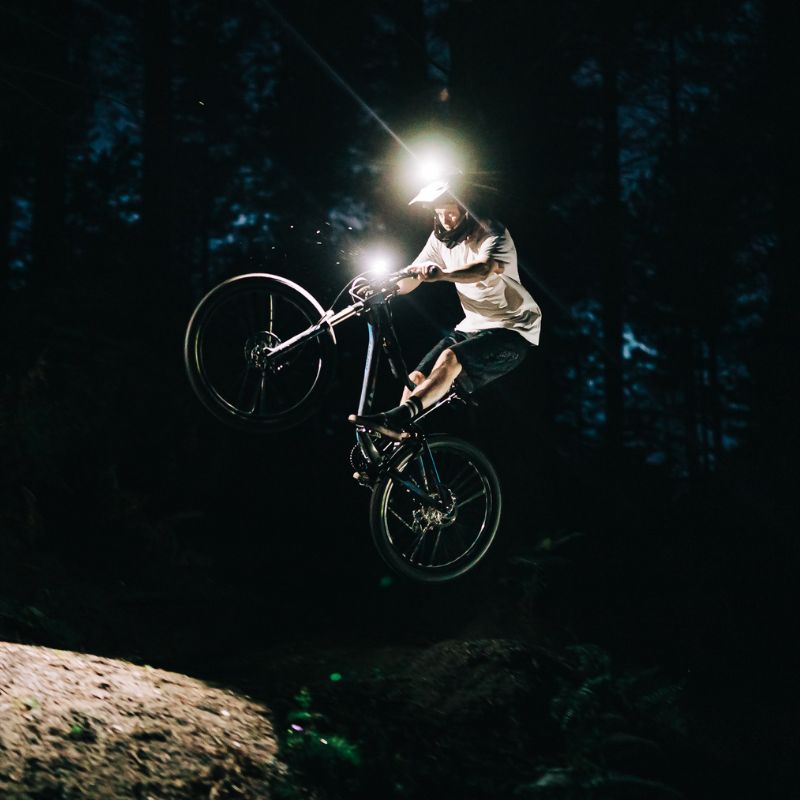 Nočný skok na horskom bicykli, svetlo Magicshine Monteer 6500S V2.0 na prilbe aj na riadidlách osvetľuje les