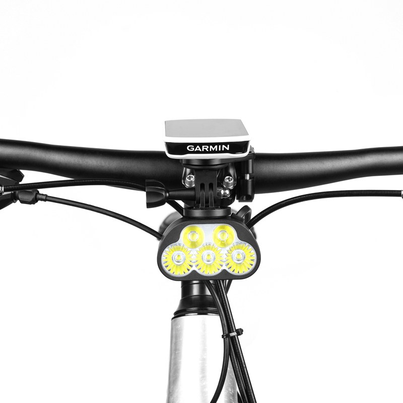 MONTEER 8000S V2.0 zavesené pod predsadeným držiakom s cyklopočítačom Garmin, pohľad spredu na riadidlá