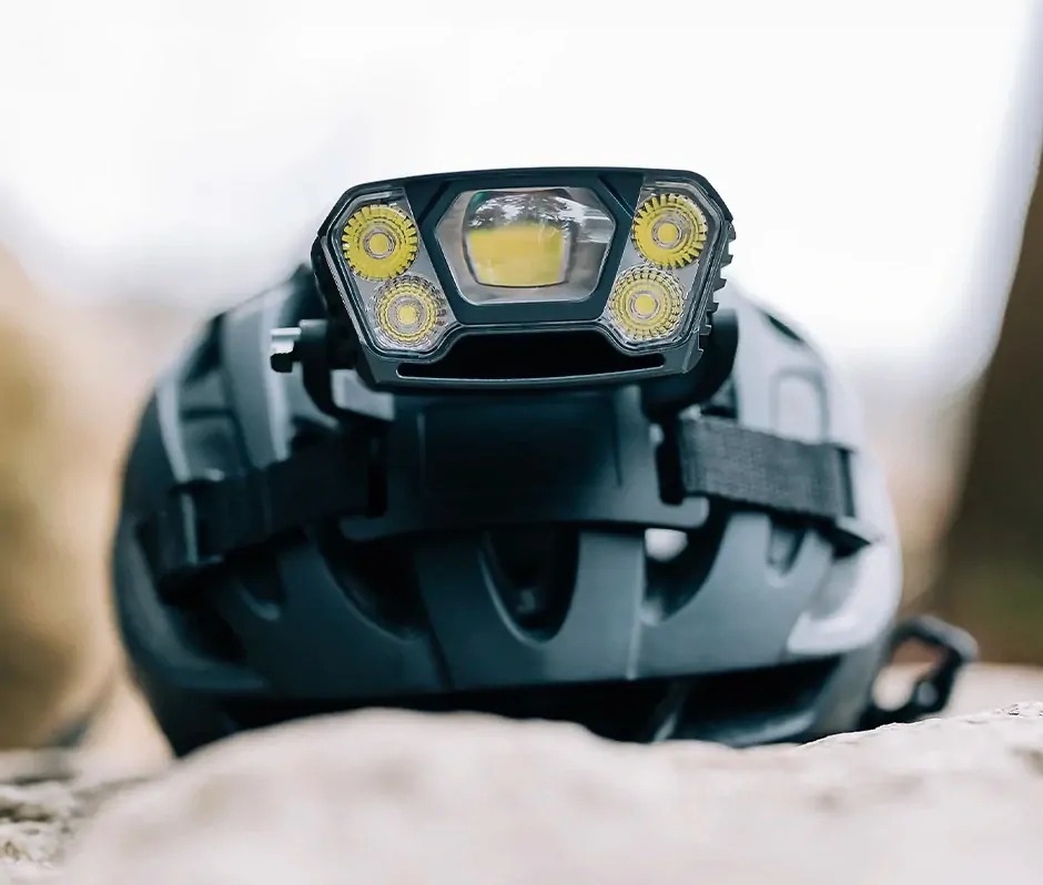 Magicshine MONTEER 12000 nasadený na cyklistickej prilbe cez držiak na prilbu, viditeľná optika s piatimi LED