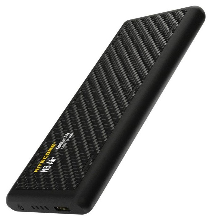 Nitecore NB Air ultraľahká powerbanka 5000 mAh — čierne telo s karbónovou textúrou, USB-C port a dotykové tlačidlo