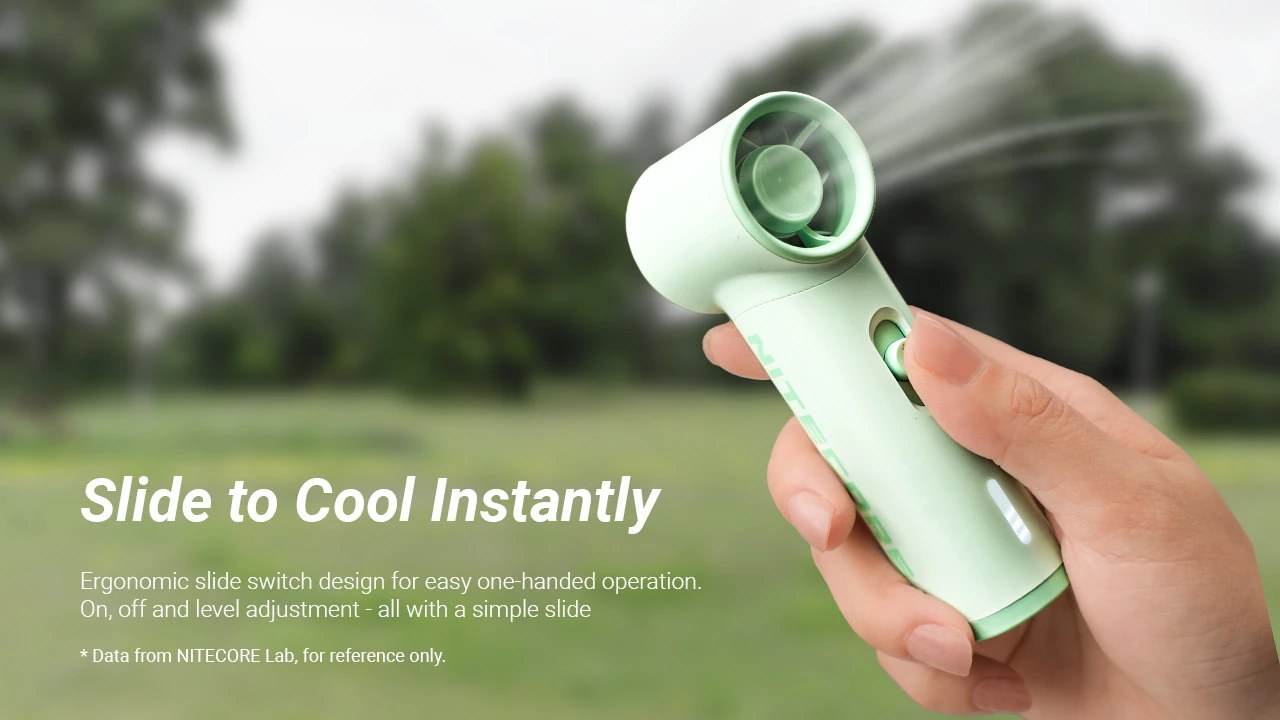 Nitecore NEF01 lite ovládanie jednou rukou posuvným prepínačom, ruka drží ventilátor