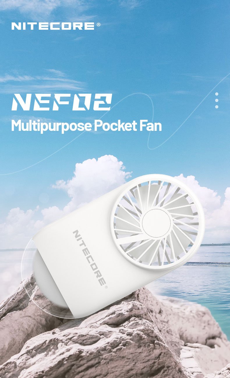 Nitecore NEF02 viacúčelový vreckový ventilátor s bielym telom a päťlistovou vrtuľou na pozadí letnej krajiny