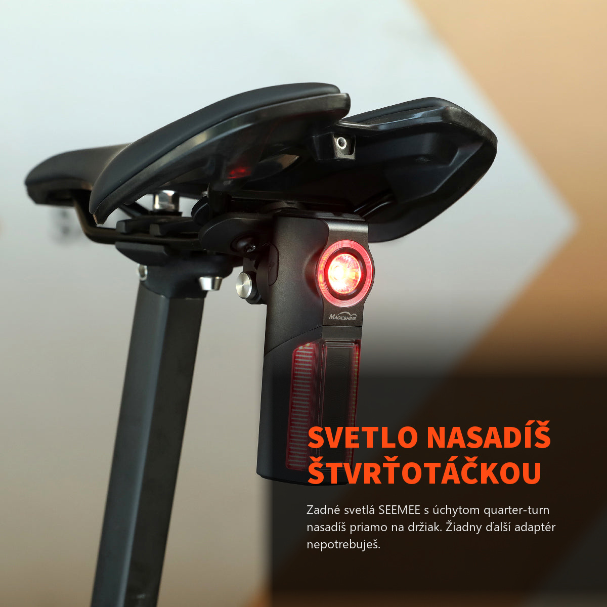 Zadné svetlo Magicshine SEEMEE svietiace načerveno, nasadené na držiaku NetFy pod sedlom