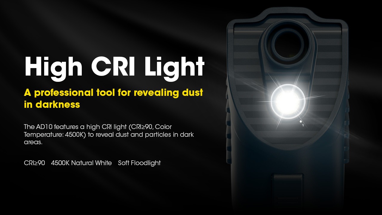 Svetlo NITECORE AD10 s podaním farieb CRI nad 90 a teplotou 4500 K, mäkký plošný lúč odhaľuje prach v tme