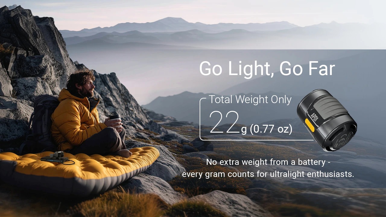 NITECORE AP01 leží pri nafúknutej karimatke na skalnom brale, claim Go Light Go Far a hmotnosť 22 gramov