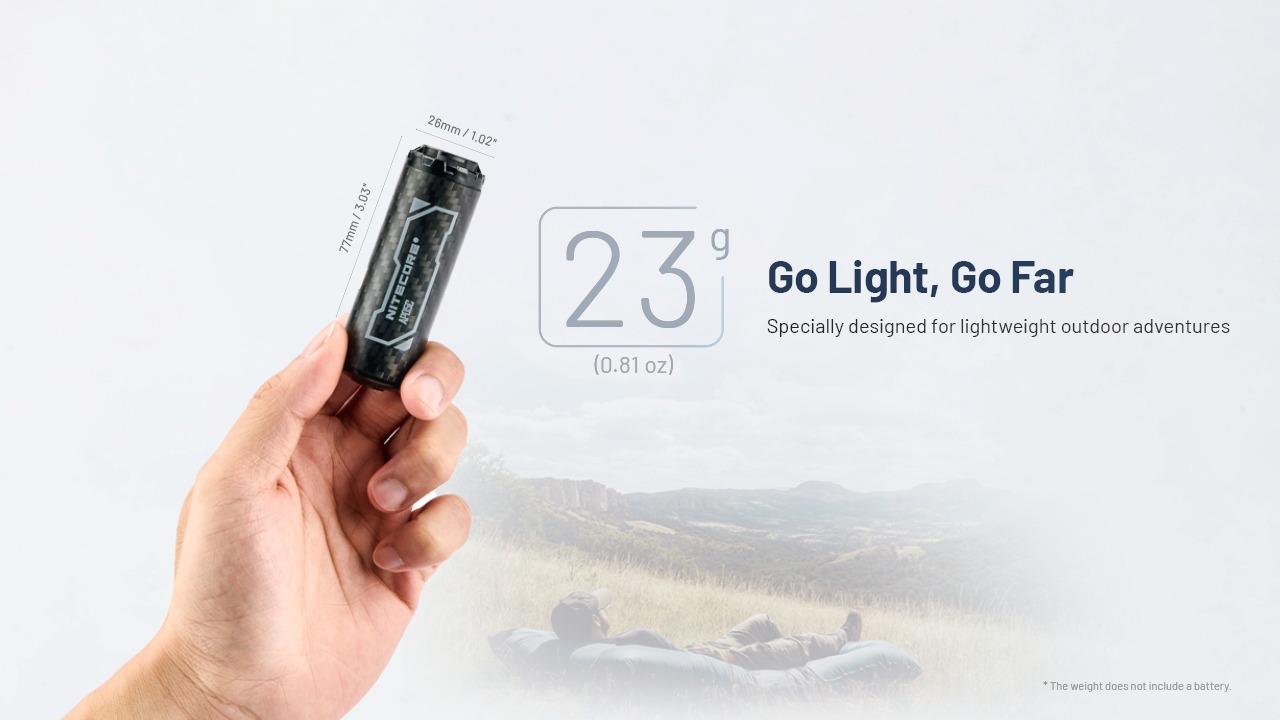 NITECORE AP05C v ruke ako hrubšie pero, rozmery 77 a 26 mm a poznámka, že hmotnosť je bez batérie