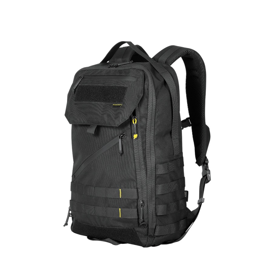 Nitecore BP23 Pro z troch štvrtín — objem 23 litrov, polstrované ramenné popruhy a bočný MOLLE