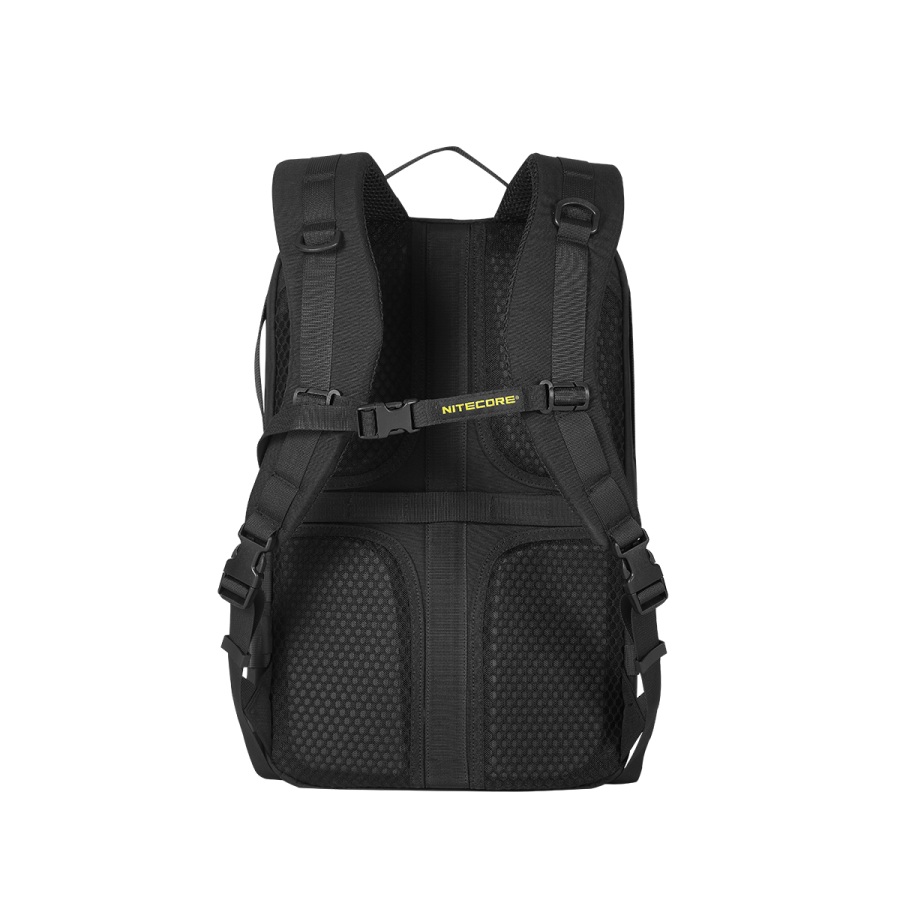 Nitecore BP23 Pro zozadu — voštinový chrbtový panel, hrudný popruh a nastavovacie pracky popruhov
