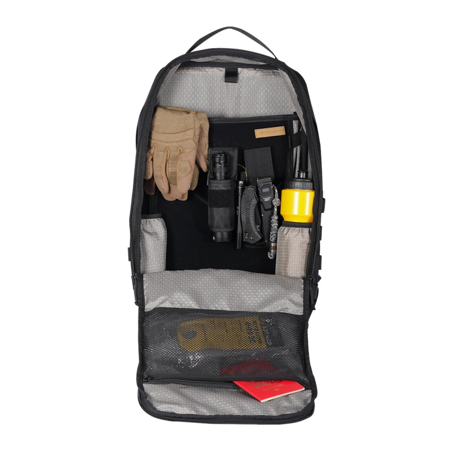 Nitecore BP23 Pro otvorená hlavná priehradka naložená vybavením, rukavicami, svietidlom a fľašou