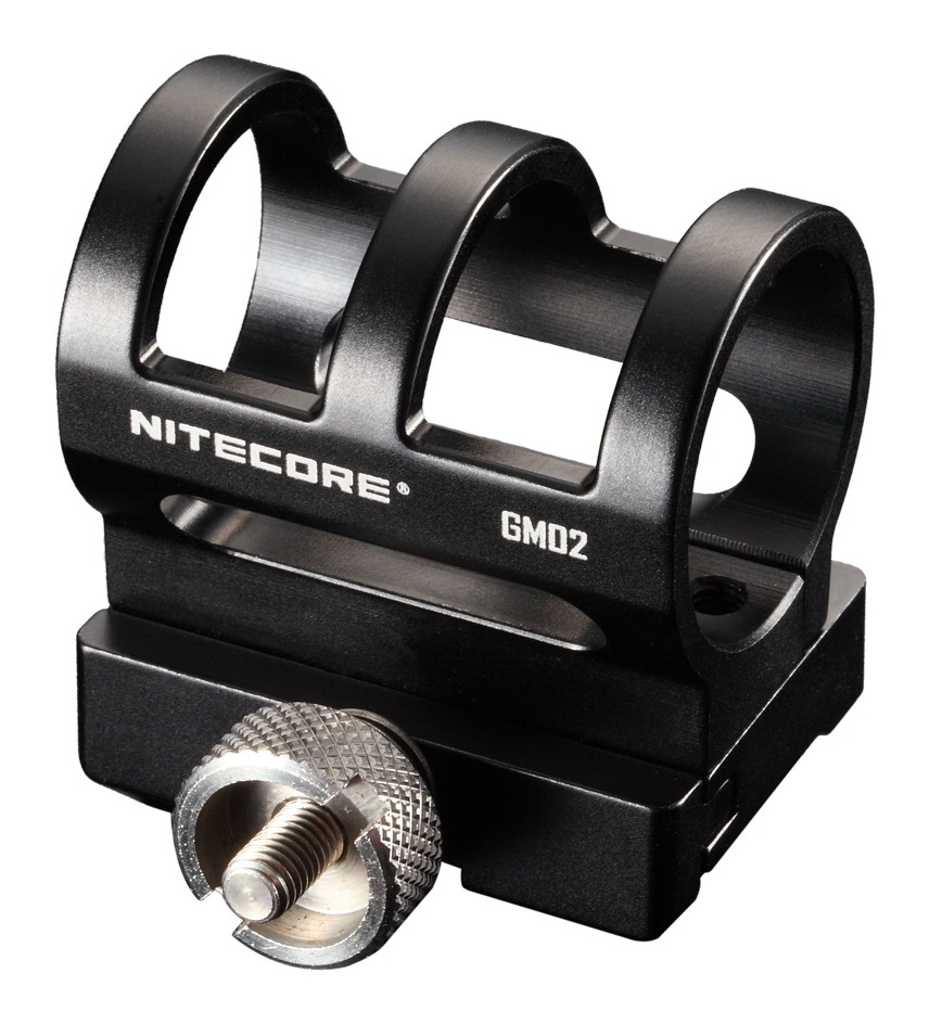 NITECORE GM02 šikmo spredu – čierna montáž s držiakom svetla, dielom na Picatinny lištu a nápisom GM02