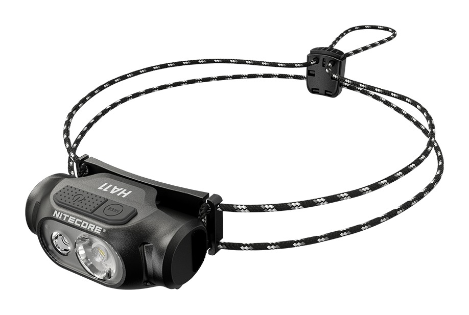 NITECORE HA11 šikmo spredu – malá čierna čelovka na jednu AA s dvomi optikami a pletenou čiernobielou čelenkou