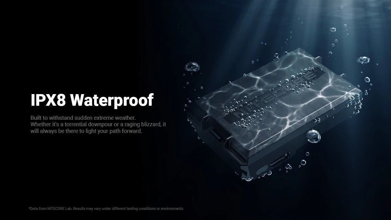 NITECORE HLB2500 s krytím IPX8 ponorený pod vodou — viditeľný USB-C port a kontakty na uchytenie do čelovky