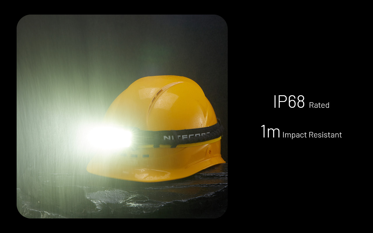 NITECORE HU2000 na pracovnej prilbe v daždi – krytie IP68 s ponorom do 2 m a odolnosť proti pádu z 1 m
