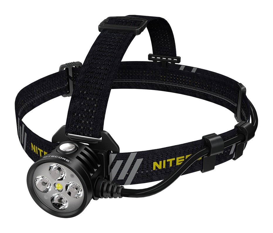 NITECORE HU60 šikmo spredu – malá hliníková hlava s piatimi LED na čelenke s horným pásom a káblom USB